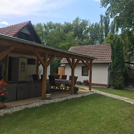 Balaton Family With 3 Bedrooms And Private , Private Parking Prázdninový dům Balatonszarszo
